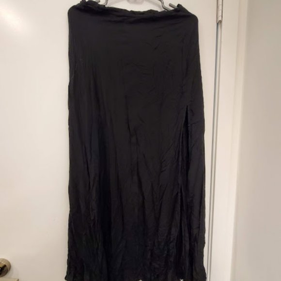 Black Maxi Skirt with Slit and Zipper Closure, Size Medium - Picture 5 of 6